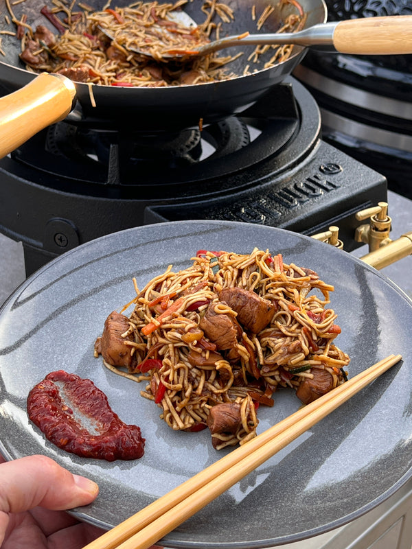 Salteado asiático con pollo, verduras frescas y fideos