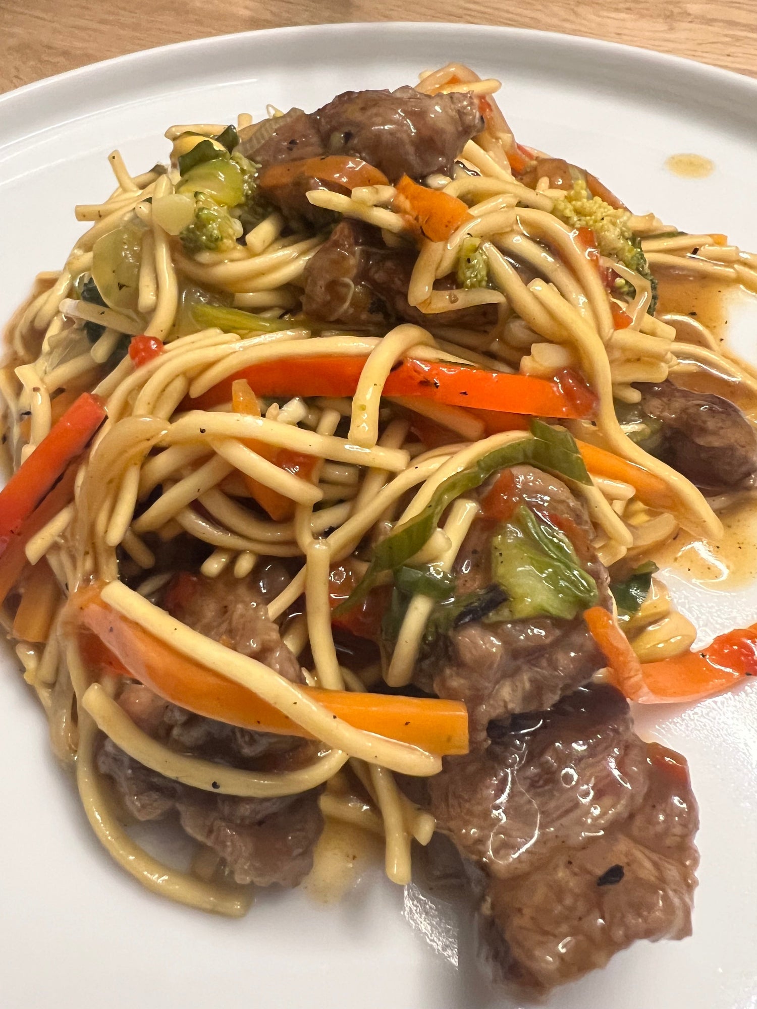 Beef with Vegetables and Wok Noodles - HOT WOK